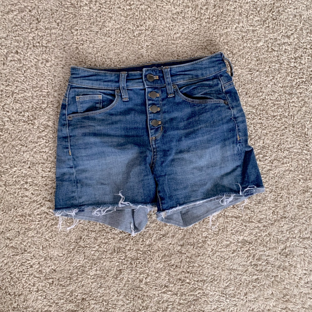 Universal thread button fly denim shorts